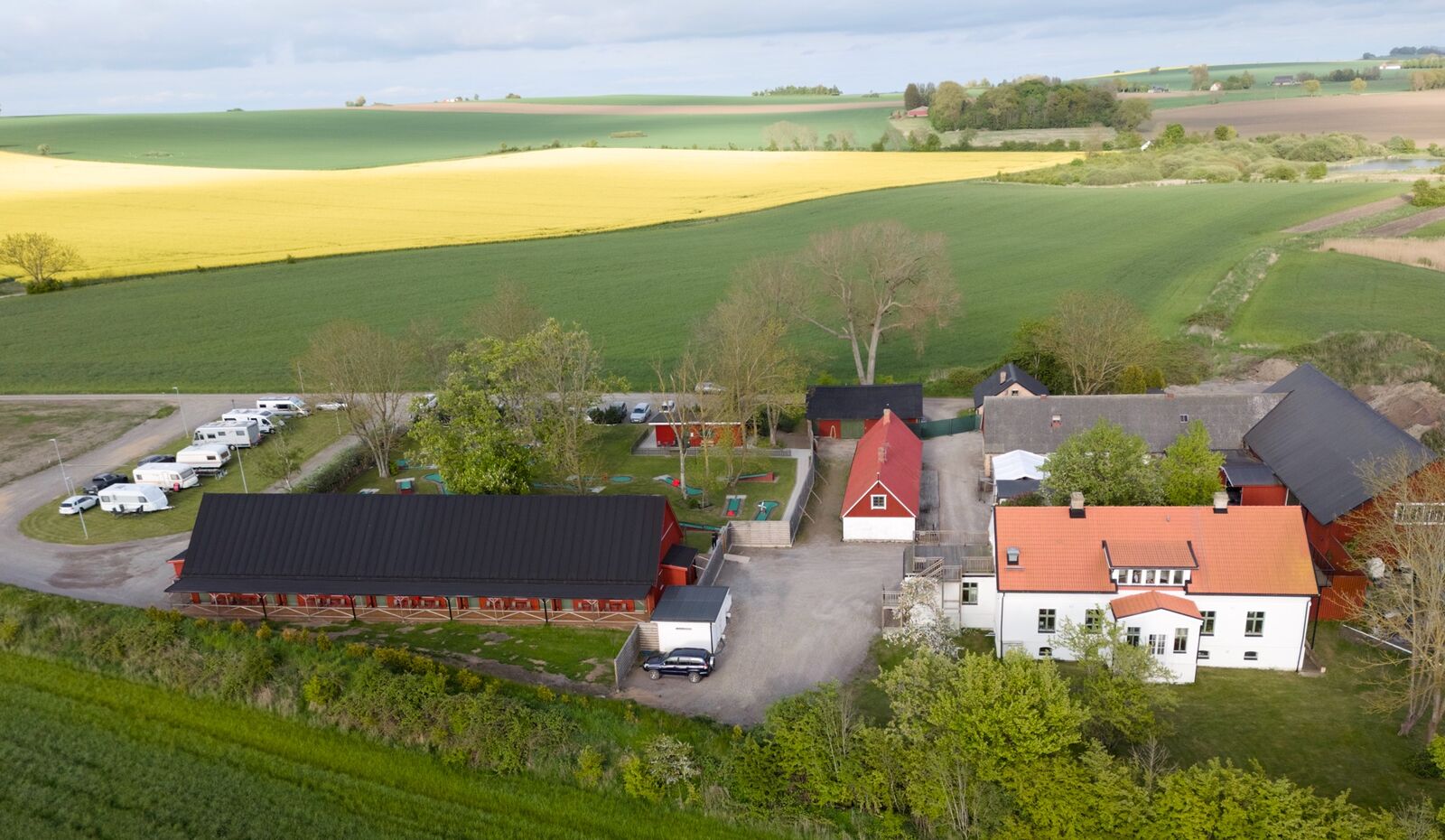 Gammeleksgården från ovan med rapsfält och slätten i bakgrunden